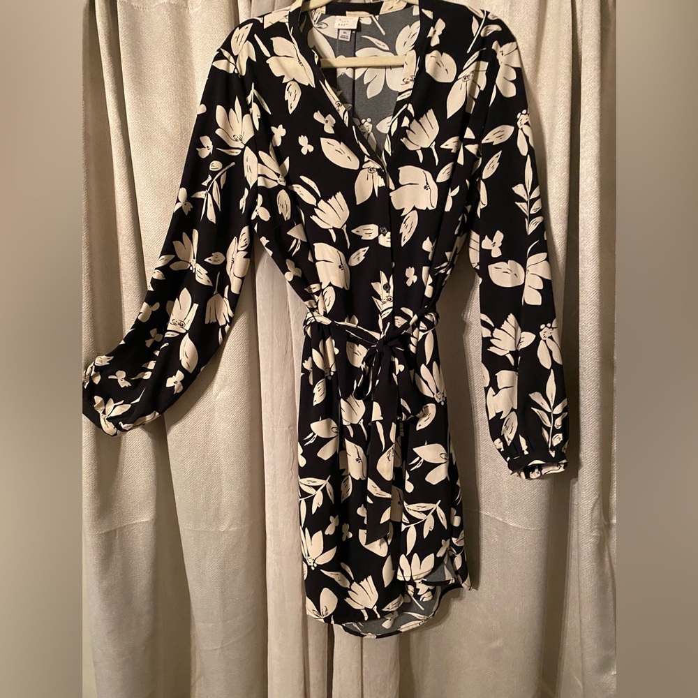 Black and cream long sleeve dress with pockets and belt.